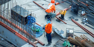 Pracownik budowlany na budowie