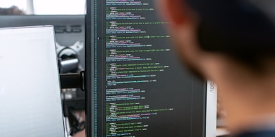 Praca przy maszynie na linii produkcyjnej